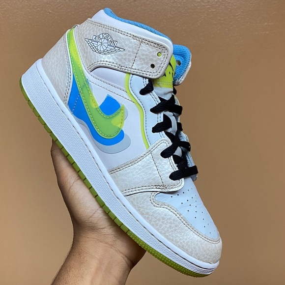 Jordan 1 Mid SE “Platinum Tint Blue Tint University Blue Volt” Size 7 Women’s - Picture 6 of 17